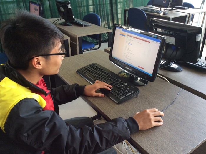 Thí sinh làm bài thi trực tuyến trên máy tính trong khuôn khổ cuộc thi&quot;Tuổi trẻ học tập và làm theo tấm gương đạo đức Hồ Chí Minh năm 2014-2015&quot;