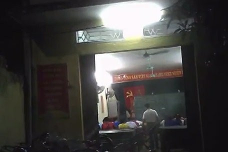 Hình ảnh nhìn từ bên ngoài lớp dạy thêm vào buổi tối của thầy Việt tại Nhà văn hóa khu phố