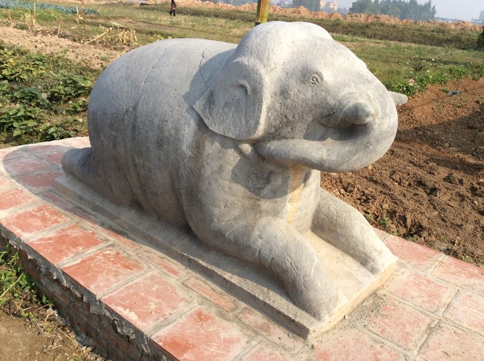Ngay lối vào mộ cụ Đỗ Quận Công là hai con voi bằng đá.