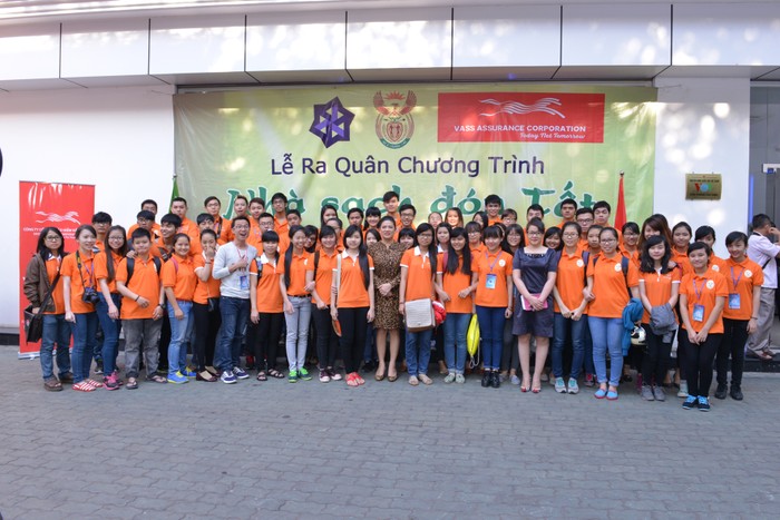 Bà Đỗ Thị Kim Liên - Lãnh sự danh dự Cộng hòa Nam Phi tại TP Hồ Chí Minh và các tình nguyện viên của chương trình Nhà sạch đón Tết. Ảnh: Trần Thi