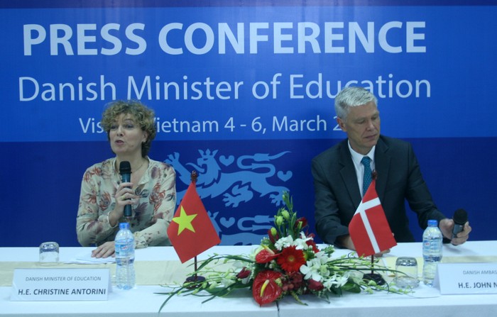 Bộ trưởng Giáo dục Đan Mạch và Đại sứ Đan Mạch tại buổi họp báo kết thúc chuyến thăm