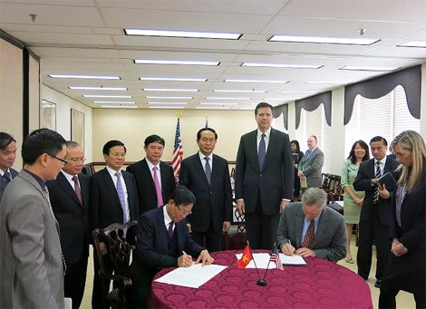Bộ trưởng Trần Đại Quang và ngài James Comey chứng kiến lễ ký Thư thỏa thuận về việc FBI chuyển giao phần mềm giám định ADN cho lực lượng Cảnh sát Việt Nam