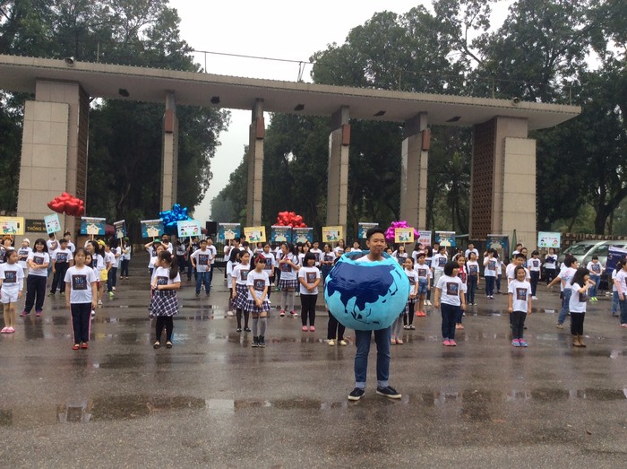 Ngay từ sáng sớm ngày 26/3, tại Hồ Thiền Quang (trước cổng Công viên Thống Nhất), học sinh tập trung với nhiều hoạt động cổ động cho chiến dịch Thức tỉnh tình yêu Trái Đất. Ảnh: Hồng Nhung