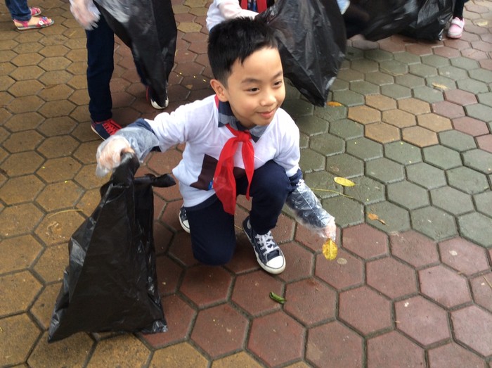 Cùng tham gia nhặt rác, dọn vệ sinh môi trường xung quanh. Ảnh: Hồng Nhung