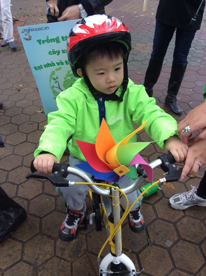 Các bé sẽ cùng đạp xe với những lá cờ mang thông điệp bảo vệ Trái Đất được gắn đằng sau. Ảnh: Hồng Nhung