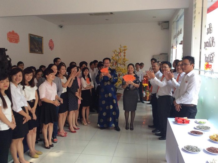 Chủ tịch HĐQT Đỗ Thị Minh Đức thăm chi nhánh và mừng tuổi nhân viên.