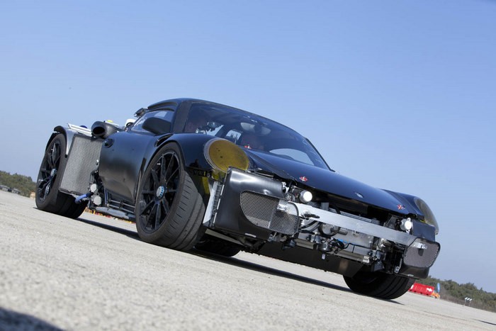 Ba phiên bản thử nghiệm của chiếc 918 Spyder Hybrid được đưa vào chạy thử trên đường đua. Những chiếc xe thử nghiệm đã được giới hạn một nửa sức mạnh để tăng sự an toàn cũng như phù hợp với những điều kiện thử nghiệm.
