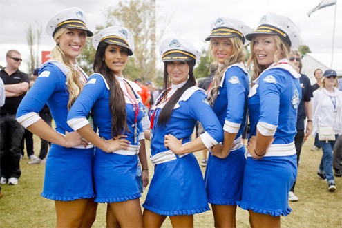 Melbourne nằm cạnh biển, vì thế, các cô gái còn diện bộ đồng phục lính thủy gợi cảm với váy ngắn, tay áo dài.