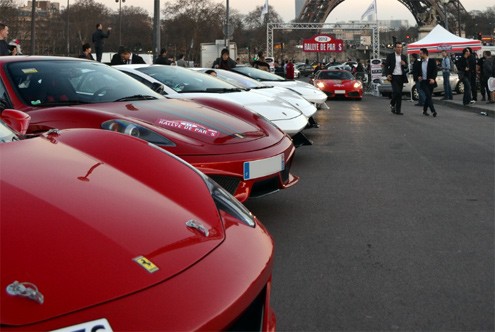 Ferrari và Lamborghini xếp hàng ở điểm xuất phát.