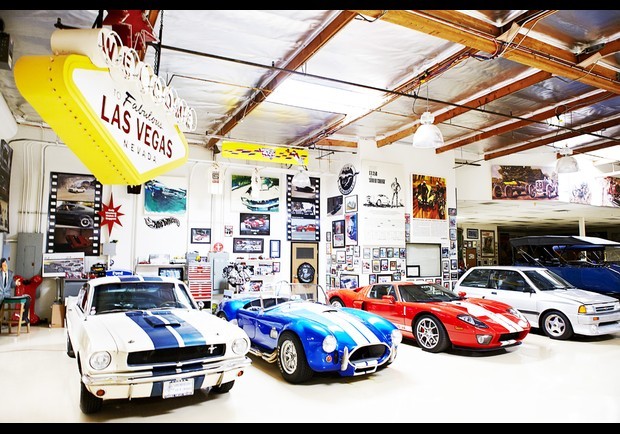 Leno tự hào giới thiệu những dòng xe có từ lâu đời mà ông lưu giữ được đó là: Ford GT 350 năm 1965, Cobra 427, Ford GT 2005 và Ford Festiva 1989 (từ trái qua phải).