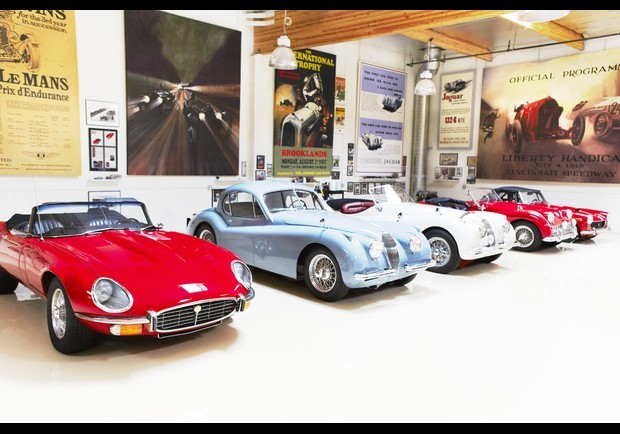 Leno không có con và những chiếc xe ở đây chính là những “đứa con” tinh thần của ông. Từ bên trái là Jaguar XKE đã được tân trang, cặp đôi Jaguar XKE 120M 1954 và Jaguar XKE 120 Roadster 1954, cùng với Triumph TR3 và MG Midget 1971.