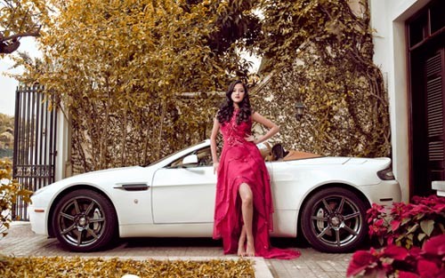 Aston Martin V8 Vantage Roadster dưới sự sáng tạo của nhà thiết kế Anh quốc khiến người chiêm ngưỡng ngầm liên tưởng đến một thiếu nữ với một thân hình hoàn hảo, mượt mà, quyến rũ mà kiêu sa đến khó cưỡng.