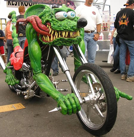 Mô tô hoạt hình: Chiếc xe kỳ quái này được chế tạo theo cảm hứng từ các phim hoạt hình để tham gia một cuộc đua môtô ở Sturgis, Nam Dakota. Sự kiện này thu hút những tay đua cuồng nhiệt trên khắp thế giới tham dự với những chiếc xe kỳ lạ nhất.