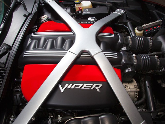 Về thiết kế, SRT Viper 2013 vẫn giữ nguyên các đường nét thiết kế truyền thống của Dodge Viper như đầu xe kéo dài, hốc gió hông uốn lượn, vòm xe chữ C. Tuy nhiên, các chi tiết như đèn pha, lưới tản nhiệt, đèn hậu, nắp capô được cách điệu theo phong cách thiết kế mới của Dodge. Nội thất của chiếc xe cũng rộng rãi và hiện đại hơn với bộ ghế Sabelt vốn thường xuất hiện trên các mẫu xe Ferrari.