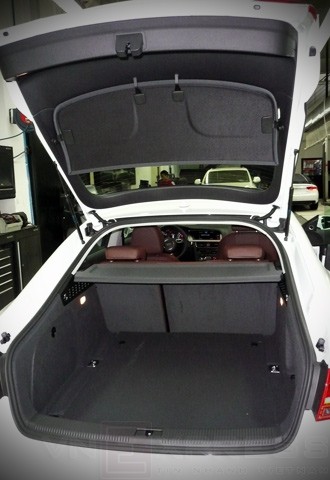 Audi cho dung tích khoang chứa đồ của xe A5 Sportback là 480L, và có thể tăng lên 980L nếu gập hàng ghế sau xuống.