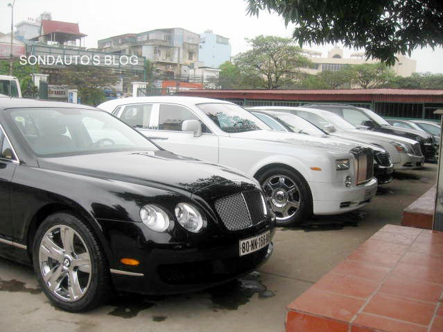 Bộ sưu tập xe gồm Rolls-Royce Phantom, Maybach 62s, BMW X5, Bentley... và ai cũng phải choáng ngợp trước “nhan sắc” của những siêu xe của vị đại gia đang sinh sống tại Hà Nội.