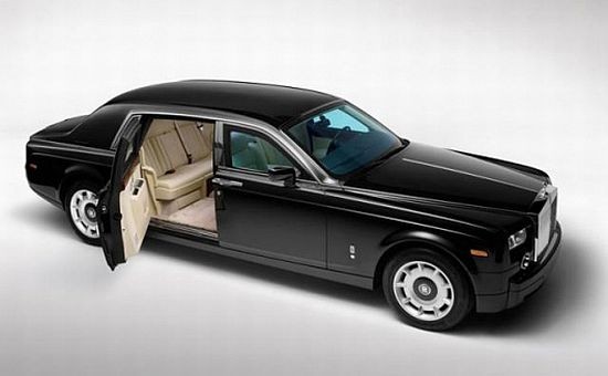 Rolls Royce Phantom phiên bản bộc thép mang đến mức độ bảo vệ cao nhất, chống lại các loại vũ khí cá nhân thông thường và nó được chế tạo để đạt tiêu chuẩn VR7. Tiêu chuẩn an ninh cao nhất châu Âu này có thể đạt được nhờ các phần tử bằng sợi carbon công nghệ cao, sử dụng loại thép đặc biệt bảo vệ thân xe, những lớp kính dày cộp và nhiều lớp thuỷ tinh hữu cơ dắn lại với nhau ở bên trong chắc chắn mang đến khả năng bảo vệ hành khách tối ưu và xứng đáng là một chiếc xe an toàn nhất thế giới. Xe được trang bị động cơ có công suất 453 mã lực và mô-men xoắn 720 Nm.