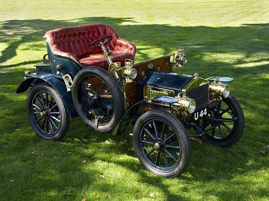 2. Roll-Royce 10-HP 1904: Chiếc xe này có giá 7,25 triệu USD là một trong những mẫu xe được đánh giá cao nhất của dòng xe Roll-Royce cổ và cũng là một trong những “đứa con” tinh thần của Charles Rolls, nhà sáng lập ra Roll-Royce. Chiếc xe này được sản xuất vào năm 1904, và được ra mắt vào ngày 1 tháng 4 năm đó. Ban đầu đưa ra kế hoạch sản xuất 19 chiếc xe có mẫu mã như này, nhưng sau đó chỉ sản xuất có 17 xe và chỉ còn một vài chiếc còn tồn tại đến ngày nay. Phiên bản đầu tiên của mẫu xe này được trang bị động cơ 10 mã lực, dung tích 1,8 lít và hộp số 3 cấp.