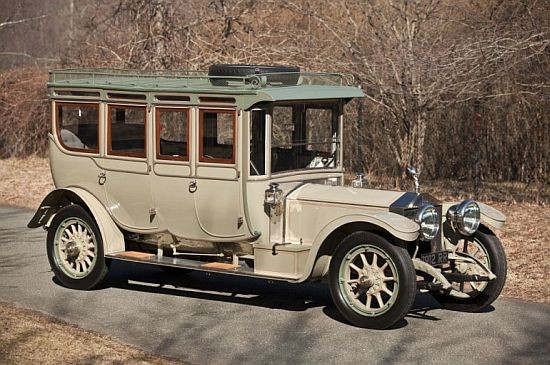 Roll Royce Silver Ghost – Con ma bạc, có giá 3,2 triệu USD, là mẫu xe được đánh giá cao bởi nhiều nhà sưu tập xe hơi nổi tiếng, những người thực sự xứng đáng với địa vị hoàng gia. Silver Ghost là chính là mẫu xe đem lại danh tiếng cho nhà sản xuất Roll-royce, cụ thể là được tạp chí Autocar bình chọn là “nhà sản xuất xe tốt nhất thế giới”. Nhưng thật không may, hầu hết những chiếc xe được sản xuất đã bị phá hủy trong cuộc chiến tranh thế giới thứ II. Rolls-Royce Silver Ghost 1912 là phiên bản đời thứ 5 của Silver Ghost. Thiết kế của Silver Ghost 1912 được đánh giá là mẫu xe tốt nhất và hiếm nhất trong dòng Rolls-Royce cổ điển.