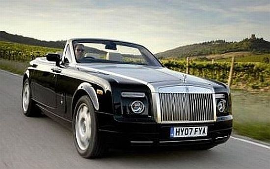 4. Rolls Royce Phantom Drophead coupe: Giá 1,6 triệu USD, gần đây chiếc Rolls Royce Phantom Drophead coupe này được bán đấu lần đầu tiên với mục đích từ thiện, và chiếc xe đạt mức giá 1,6 triệu USD để gây quỹ từ thiện Elton John AIDS. Chiếc xe này được trang bị động cơ V12 6,75 lít cho công suất 453 mã lực và mô men xoắn cực đại là 531lb-ft.