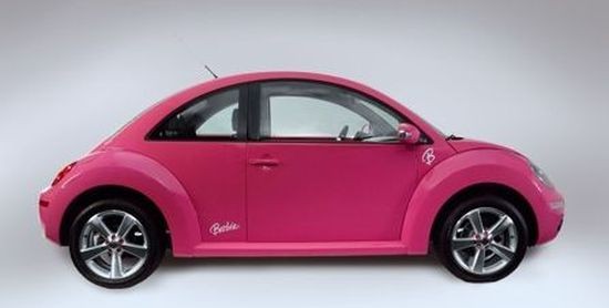 Volkswagen Beetle barbie, toàn thân xe được sơn màu hồng làm logo Barbie màu trắng càng thêm nổi bật.