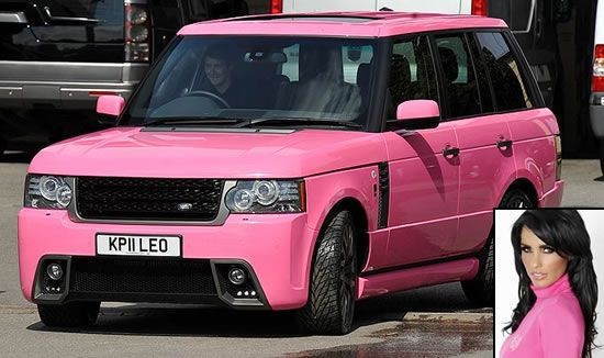 Range Rover màu hồng của siêu mẫu Katie Price, mới ngày nào Katie Price gây sự chú ý trong báo chí bởi chiếc nhẫn đình hôn kim cương “bự”, gần đây cô lại tiếp tục khiến mọi ngời xôn xao bởi sở hữu chiếc xe sang Range Rover trị giá 100 nghìn USD.