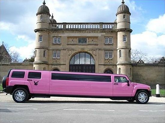 Hummer H3 màu hồng, là một trong những mẫu xe hơi có kích cỡ lớn và sang trọng bậc nhất tại Anh, mẫu xe này rất phù hợp cho các buổi tiệc tùng và picnic.
