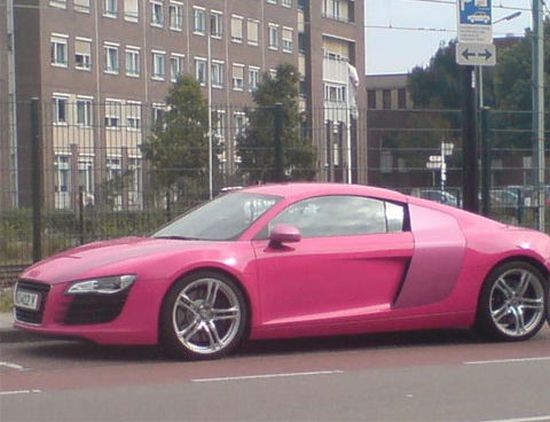 Panther màu hồng, chiếc xe được bày bán trên Ebayblack năm 2007 Panther car là tác phẩm của chuyên gia ôtô Jay Ohrberg tại Hollywood. Chiếc xe dài 7.010 mm và rộng 1.828 mm và được trang bị động cơ có dung tích 7.0 lít.