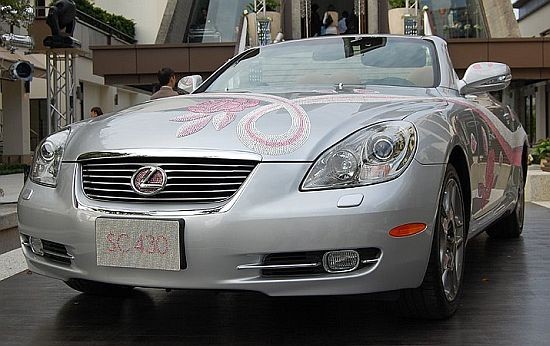 Lexus CS430 pha lê được thiết kế bởi Zheng Zhiren, trang điểm cho bảng nhãn hiệu SC 430 Lexus là một lớp pha lê lấp lánh, thân xe được trang trí với dải duy băng mềm mại điểm xuyết những bông hoa pha lê lấp lánh, 300.000 hạt pha lê Swarovski được đính ở khắp xe từ trước ra sau và cả la-zăng. Với sự thiết kế đẹp mắt như này, Lexus SC430 có giá tới 306.045 USD.