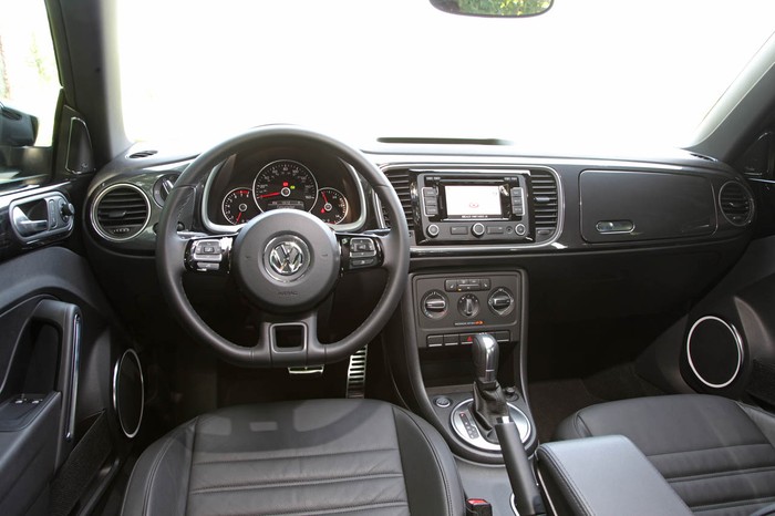 Volkswagen Beetle giá 25.195 USD.