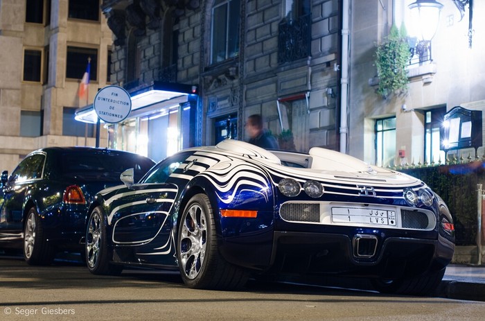 Chiếc xe là kết quả của sự hợp tác giữa Bugatti với Königliche Porzellan-Manufatur Berlin (KPM), làm say lòng người bằng thiết kế ngoại thất trừu tượng.