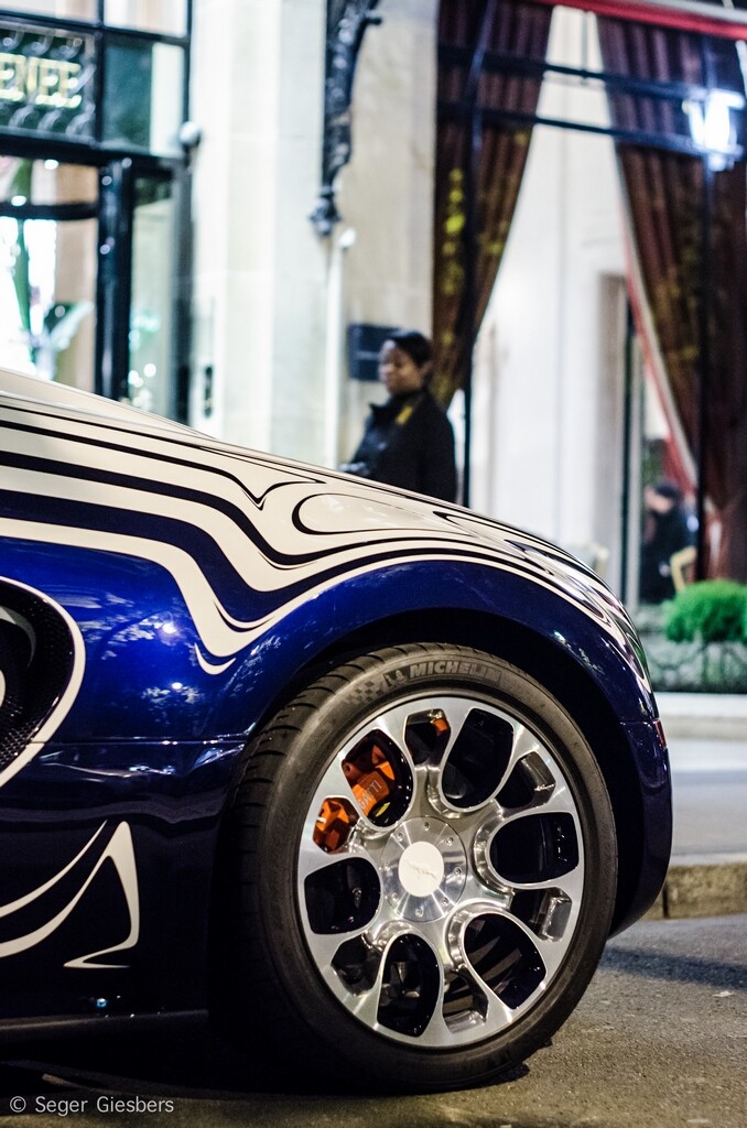 Bugatti Veyron Grand Sport L’Or Blanc là chiếc xe đầu tiên sử dụng vật liệu dành cho xây dựng vào sản xuất xe hơi. Chiếc xe được thiết kế với những nét vẽ chính xác và được phủ những 5 lớp sơn.
