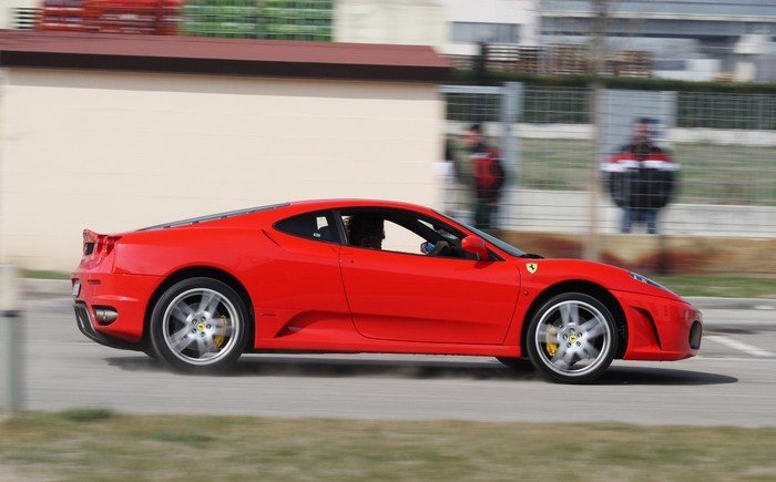 Đại diện cho Ferrari là 458, 360 Modena, California và Ferrari F430.