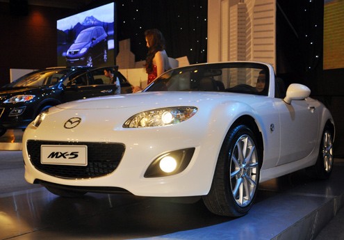 Nổi tiếng từ khá lâu, mẫu thể thao mui trần MX-5 vẫn được xem là huyền thoại của Mazda nhờ danh hiệu “Xe thể thao của năm 2010” cùng doanh số bán hàng dẫn đầu trong phân khúc xe thể thao hai cửa mui trần với số lượng 1 triệu xe đã bán kể từ năm 1989.