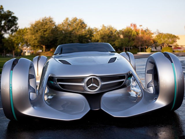 Mercedes Silver Arrow mang bóng dáng của những mẫu xe cổ điển pha trộn phong cách hiện đại, chiếc xe chính là “sao” của bộ phim có tiêu đề “Silver Lighting”.