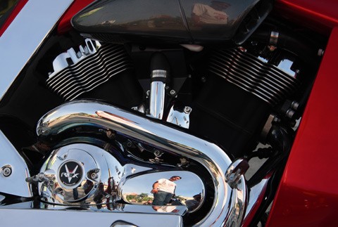 Sử dụng chung nhiều phụ tùng với chiếc V-rod của Harley Davidson, mỗi chiếc xe V-rex Travertson ra đời đều có đẳng cấp riêng, bởi nó được tạo nên từ niềm đam mê và sự sáng tạo của những đôi bàn tay tài hoa của Tim Cameron và Christian Travert, cha đẻ của V-rex Travertson.