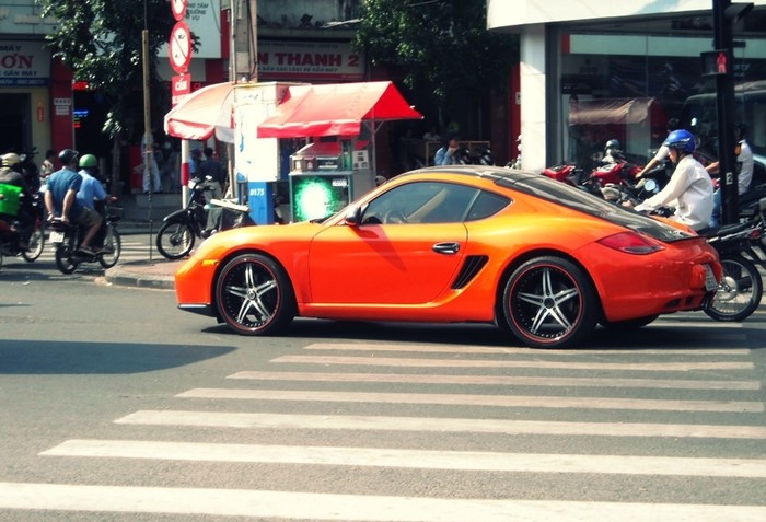 Porsche màu cam: Những chiếc xe hơi cao cấp của hãng xe hơi Đức - Porsche được nhập khẩu chính hãng sẽ có thời gian bảo hành lên đến 10 năm tại Việt Nam.