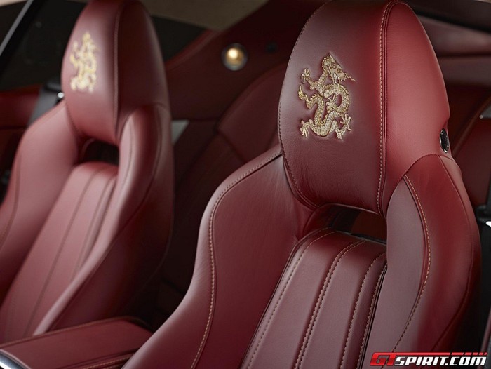 kèm theo những chi tiết trang trí như hình ảnh rồng thêu ở điểm tựa đầu, bảng tap-lô màu đen… thể hiện Aston Martin mang màu sắc văn hóa nhệ thuật truyền thống Trung Quốc.