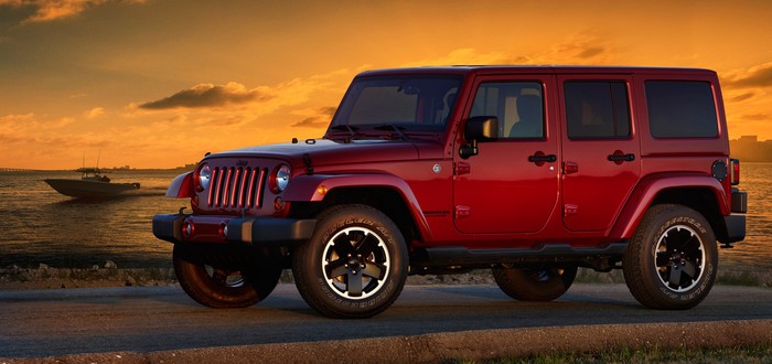 Jeep đưa ra bốn tùy chọn về màu sắc cho Wrangler Unlimited Altitude gồm đen, đỏ, trắng hoặc bạc.