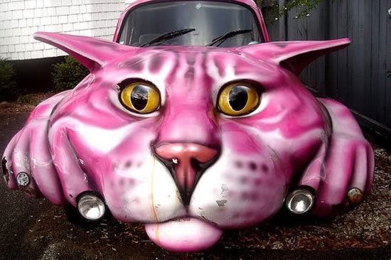 Chiếc Catmobile lấy cảm hứng từ chú mèo Cheshire.