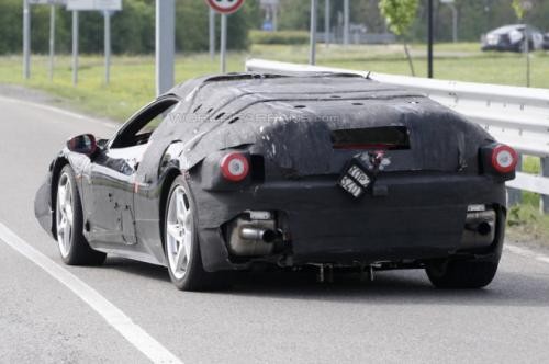 Theo thông tin từ ông Amedeo Felisa, giám đốc điều hành của Ferrari, hãng xe hơi Châu Âu mới rò rỉ vài thông tin chi tiết về hậu duệ của siêu xe Enzo Ferrari, mẫu xe được sử dụng công nghệ của xe đua công thức 1 thân xe được làm hoàn toàn bằng sợi carbon, hộp số thay đổi liên tục.