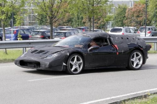 Mẫu xe chưa được đặt tên của Ferrari – được tạm gọi là Enzo Ferrari II với công nghệ HY-KERs và trọng lượng nhẹ hơn nhờ giảm sức nặng của khung xe và hệ thống truyền lực, xe có thể tăng tốc từ 0-200km chỉ trong vòng 3 giây, nhanh hơn những mẫu xe không trang bị hệ thống Hybrid.