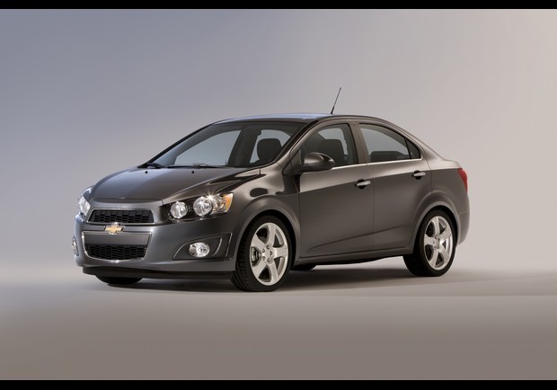 Chevrolet Sonic có giá 13.735 USD, Chevrolet Sonic thực chất là tên gọi khác của xe Aveo, có cả bản sedan 4 cửa và hatchback 5 cửa. Mẫu xe này mang phong cách của những chiếc mô tô thể thao và linh hoạt.