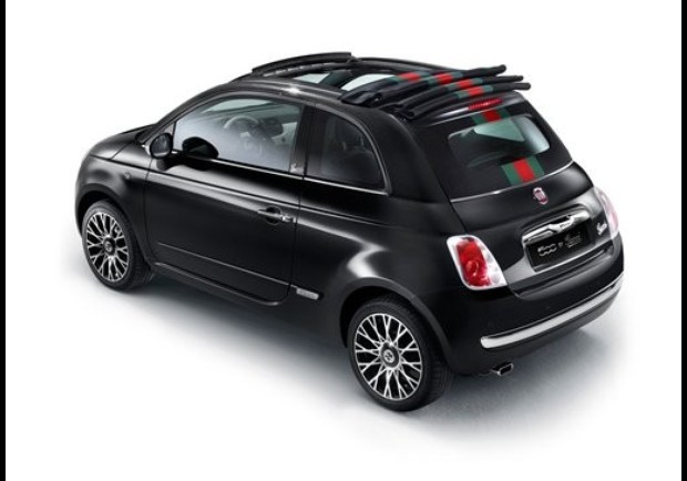 Fiat 500 có giá 15.500 USD: là chiếc xe được mọi người yêu mến và được trang bị động cơ TwinAir mới, mẫu xe đem lại trải nghiệm lái thú vị và rất tiết kiệm nhiên liệu. Fiat 500 còn đạt danh hiệu chiếc xe chạy trong thành phố tốt nhất do Fleet World bình chọn theo giải Fleet World Honours 2011 trong buổi lễ tổ chức ở thủ đô London.