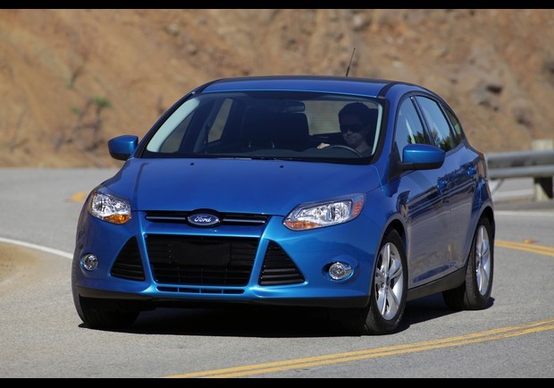 Ford Focus là sản phẩm được tái thiết kế hồi đầu năm nay với nhiều cải tiến đem lại sự trẻ trung và sắc sảo hơn, giá của mẫu xe này là 16.500 USD.