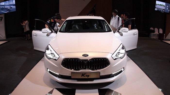 Kia cho biết, ngay sau Hàn Quốc thì K9 sẽ được bán ra tại các thị trường khác vào quý bốn của năm nay. Dự kiến, Mỹ và Canada là hai thị trường tiếp theo nhận được mẫu sedan hạng sang này. Lưu ý rằng, K9 là tên gọi dành cho thị trường Hàn Quốc, khi được bán ra tại các thị trường khác thì xe sẽ có tên khác.