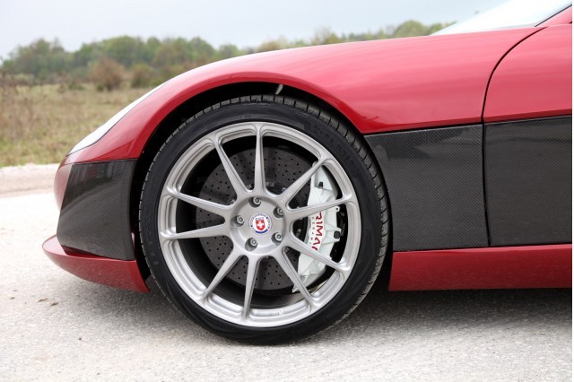 Với mức giá gây choáng (980.000 USD), Rimac Concept One chạy điện được xếp vào dòng xe hạng sang thân thiện với môi trường.