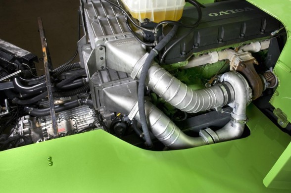 Mean Green còn được trang bị một "trái tim" rất mạnh, đó là sự kết hợp của một động cơ diesel sáu xylanh thẳng hàng và một động cơ điện cho tổng công suất lên tới 2.100 mã lực và mô-men xoắn cực đại 5.000 lb-ft, tương đương 6.775Nm. Riêng động cơ điện có công suất 200 mã lực và mô-men xoắn cực đại 885 lb-ft.