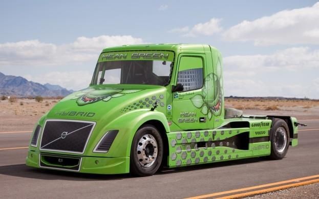 Mới đây, Volvo đã phát triển một chiếc xe tải hybrid sử dụng động cơ diesel kết hợp cùng một động cơ điện cho công suất lên đến 2.100 mã lực. Chiếc xe có tên Mean Green này còn thiết lập một kỷ lục thế giới, đó là danh hiệu chiếc xe tải nhanh nhất thế giới với tốc độ tối đa lên tới 236,5km/h.