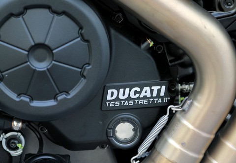 Với “trái tim” Testatretta kiểu L-Twin với góc nghiêng 11 độ, dung tích xylanh 1.198cc, phun nhiên liệu điện tử và hộp số 6 cấp, Ducati Diavel Carbon sản sinh công suất 162 mã lực tại 9.500 vòng/phút và mô men xoắn cực đại 127,5 Nm tại 8.000 vòng/phút.